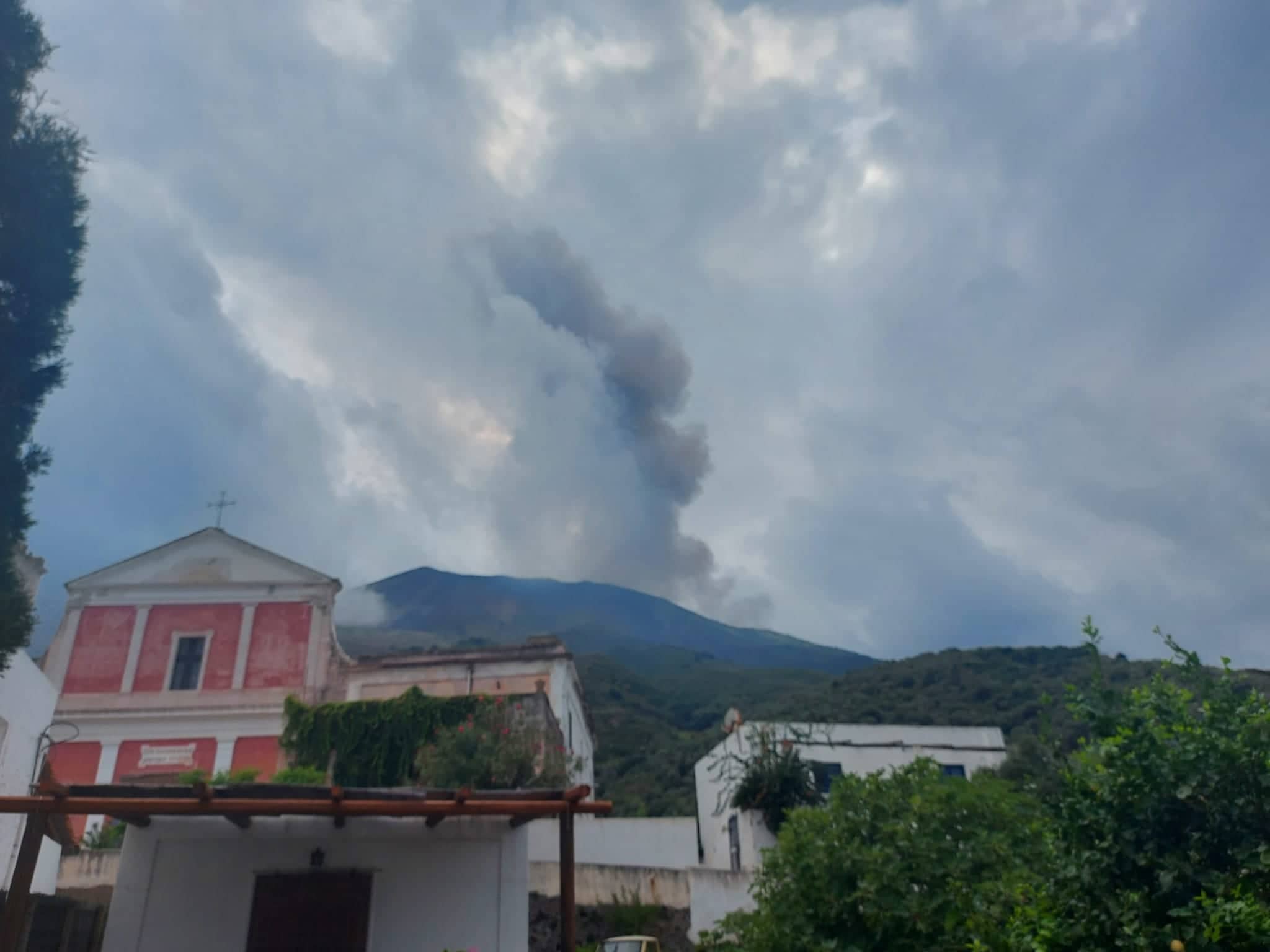 Stromboli, il vulcano si fa sentire: esplosione in corso, il bollettino dell’Ingv
