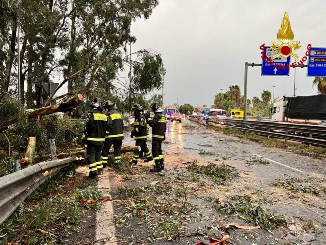 Tornado su Catania, decine di interventi dei vigili del fuoco: la SITUAZIONE in città – FOTO