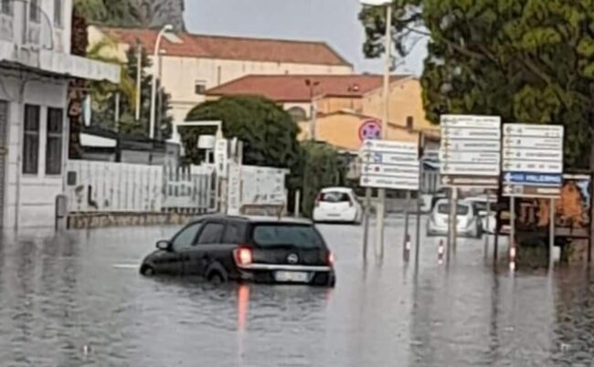 Grande ondata di maltempo in città, auto in panne e persone bloccate: sommozzatori in azione