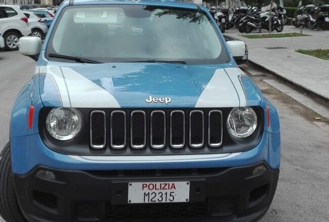 A bordo di un’auto con oltre 1 kg di cocaina, la polizia arresta tre pregiudicati