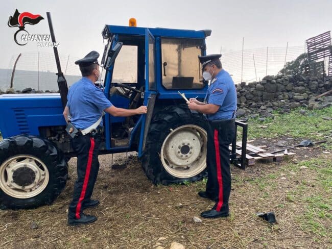 Buccheri, ritrovato trattore rubato: riverniciare e ritargare non sono serviti a nascondere il furto