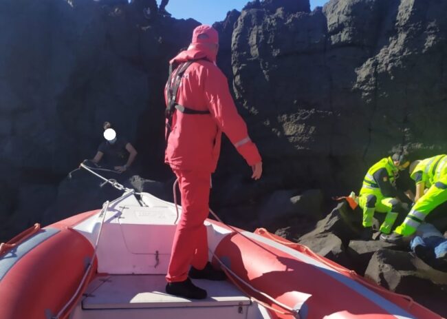 Paura nel Catanese, scivola tra gli scogli e si ferisce: sanitari del 118 e vigili del fuoco sul posto