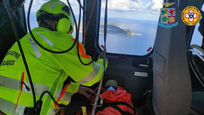 Sbarco clandestino nella notte, un migrante si ferisce sugli scogli: delicatissimo l’intervento di recupero