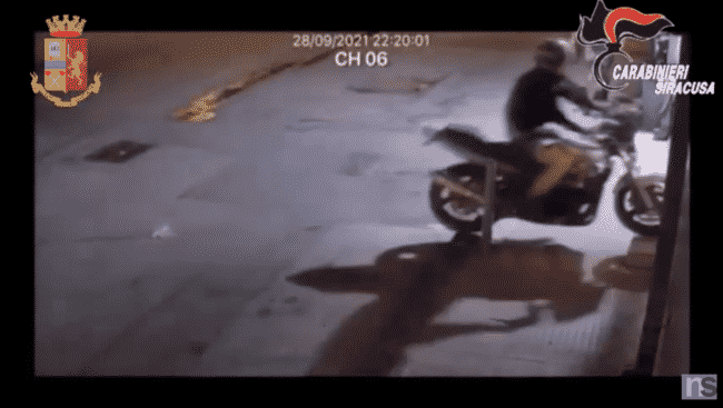 Incubo dei commercianti, arrestati due giovani malviventi autori di 13 furti con spaccata – IL VIDEO