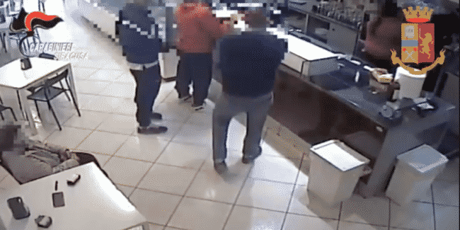 Tentano di ucciderlo in pieno centro cittadino, 3 i fermi di indiziato di delitto – VIDEO