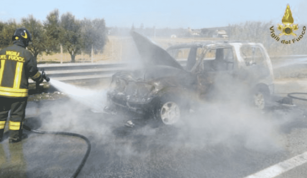 Paura sull’autostrada A20 Palermo-Messina: auto va in fiamme e blocca il traffico