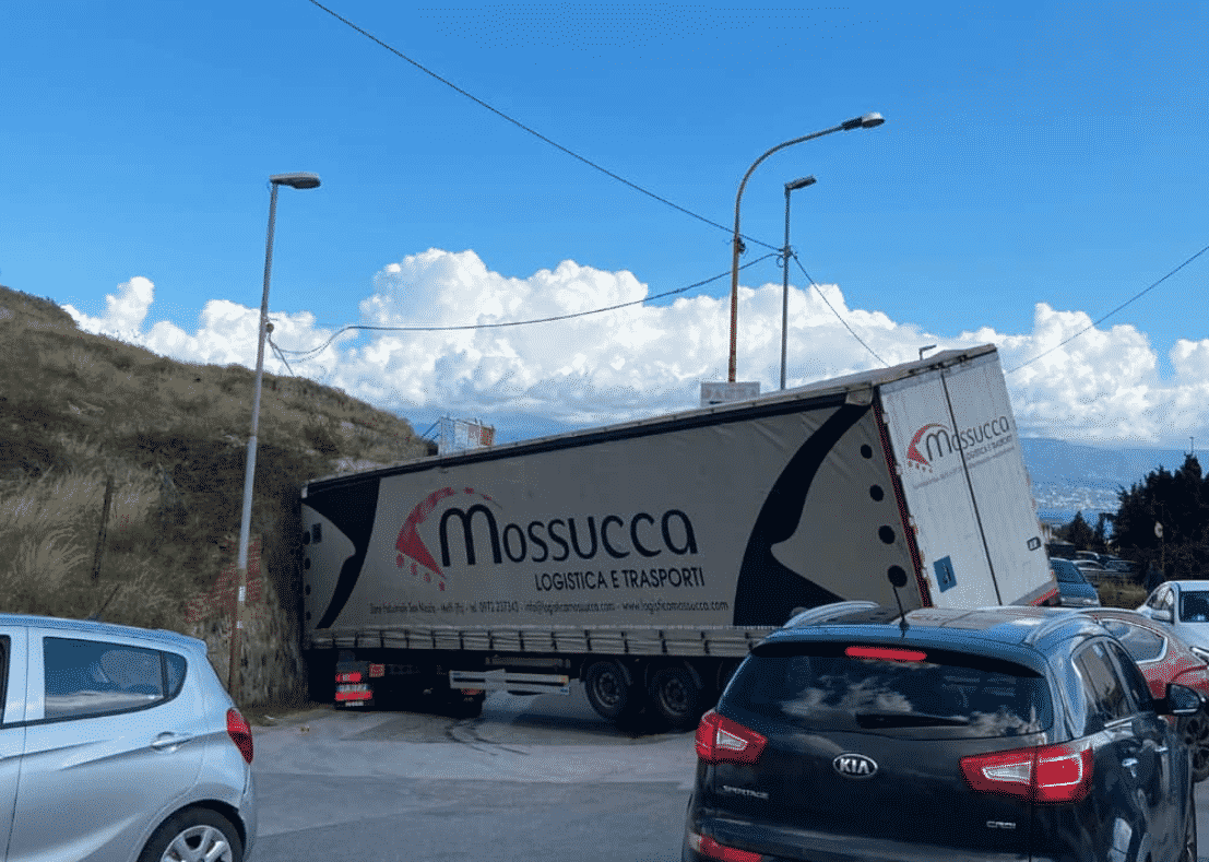 Compie manovra sbagliata e tir rimane in bilico, traffico e rallentamenti a Messina