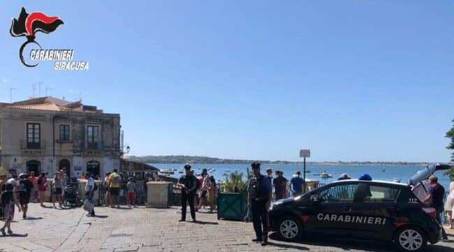 Paura per una donna, giovane le strappa la borsa mentre sale in auto: arrestato