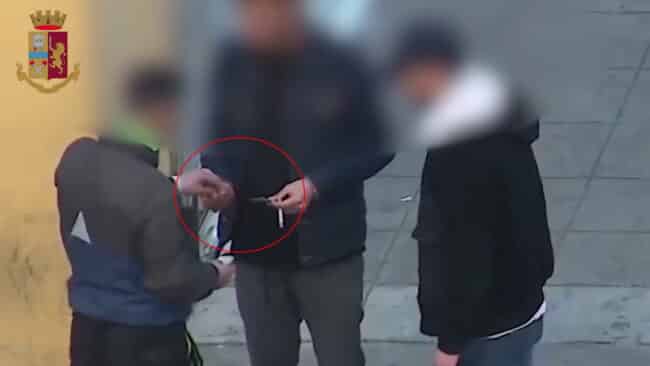 Lo spaccio davanti alla scuola del quartiere, 6 arresti – NOMI, FOTO e VIDEO