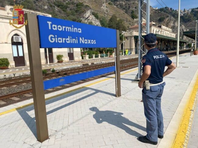 Terrore sul treno, baby gang aggredisce passeggero per sottrargli denaro: arrestati 4 minorenni