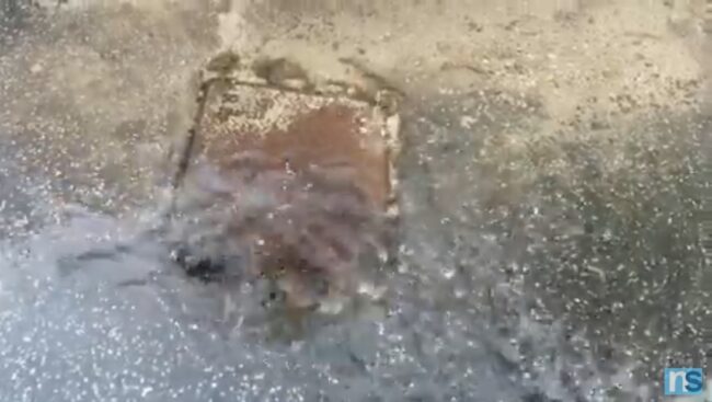 Tombino versa acqua fognaria e scarica a mare: “Situazione insostenibile ancora nel 2021” – VIDEO