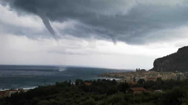 Il maltempo flagella la Sicilia, registrati allagamenti e trombe d’aria: famiglie bloccate in casa