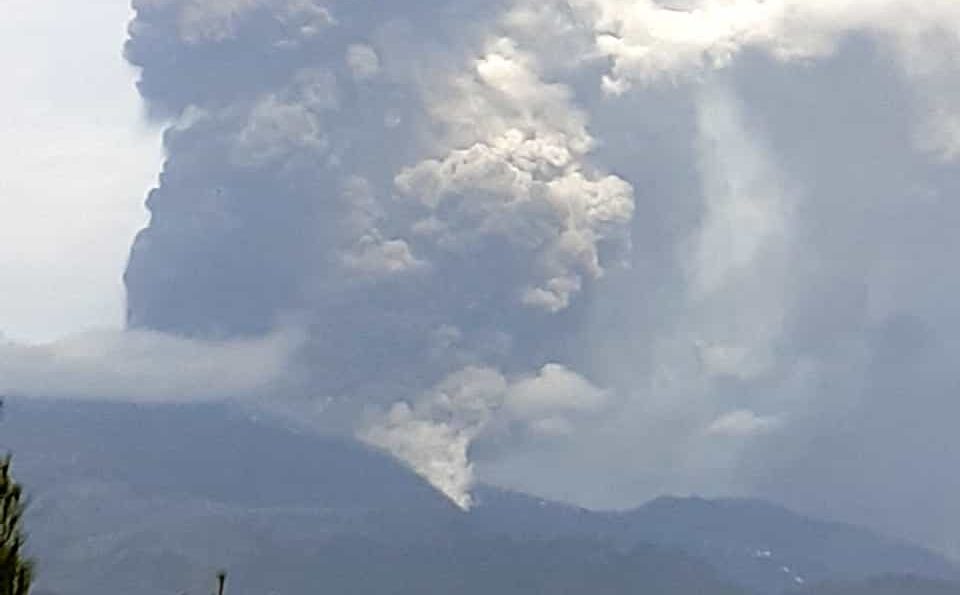 Etna in eruzione “come Pompei”: in diretta l’intervista al vulcanologo Behncke dell’INGV di Catania