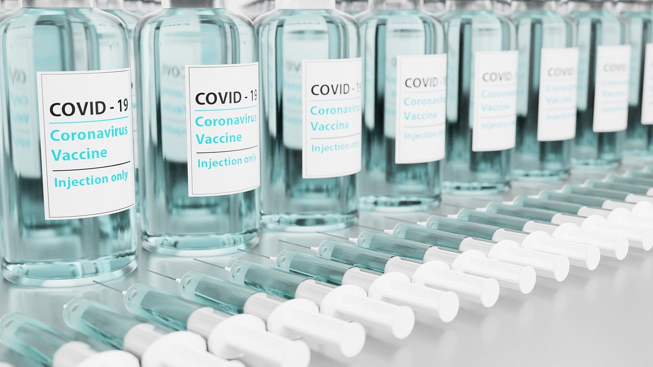 False vaccinazioni Covid-19 alla Fiera del Mediterraneo, medico in pensione e segretaria ai domiciliari