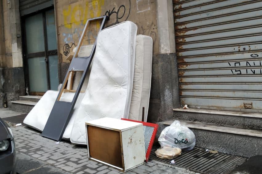 Catania, quartiere Borgo-Sanzio invaso dai rifiuti. Comitato Vulcania: “Nessuna rimozione da un mese”