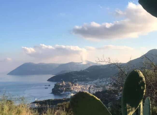 La vita a Vulcano, tra fumarole e allerta gialla. “Residenti sereni, evitiamo gli allarmismi” – VIDEO