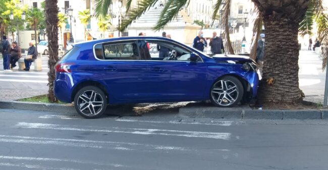 Catania, incidente in Piazza Stesicoro: Suv contro albero, ferito 22enne