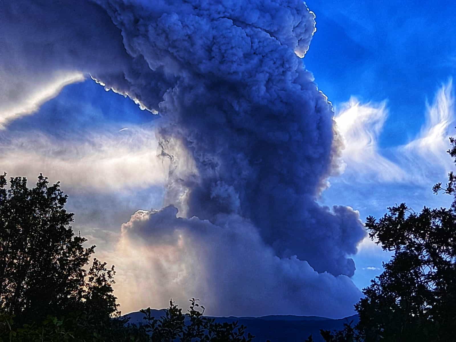 Etna in eruzione, danni per l’emissione di cenere in corso