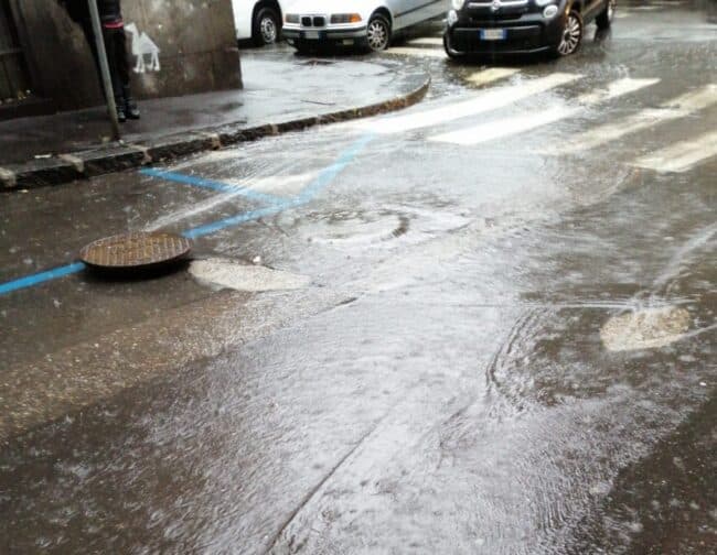 Catania, senza fine i disagi legati al maltempo: tombino aperto e strade come fiumi