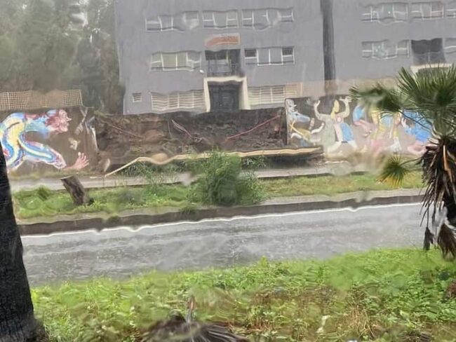 Crolla il muro della scuola Fontanarossa di Catania, la Preside: “chiesta una verifica delle mura di cinta, studenti in Dad per la sicurezza generale”