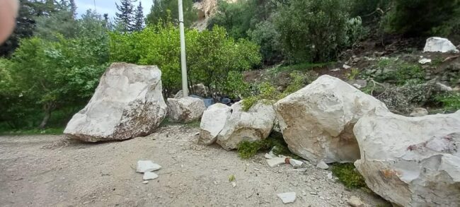 Caduta di massi a Scicli, sfiorata abitazione e schiacciata autovettura. Foto