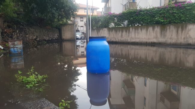 “In via Immacolata serve la barca”, allagamenti e disagi a San Giovanni Galermo. Zingale: “Il Comune si muova”