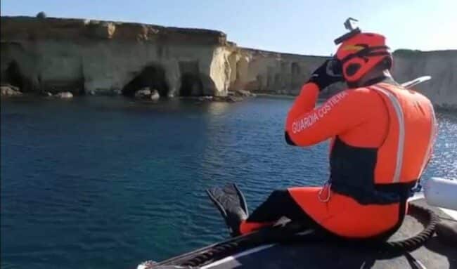 “Aiuto, il cane sta affogando”, corsa contro il tempo per salvare l’animale: Guardia Costiera in azione