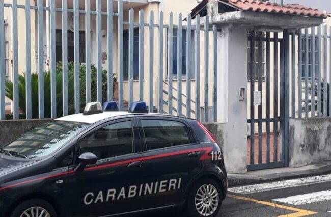 Ancora violenza sulle donne, 38enne picchia la compagna e sfrutta i soldi del Reddito di Cittadinanza del padre per comprare la droga