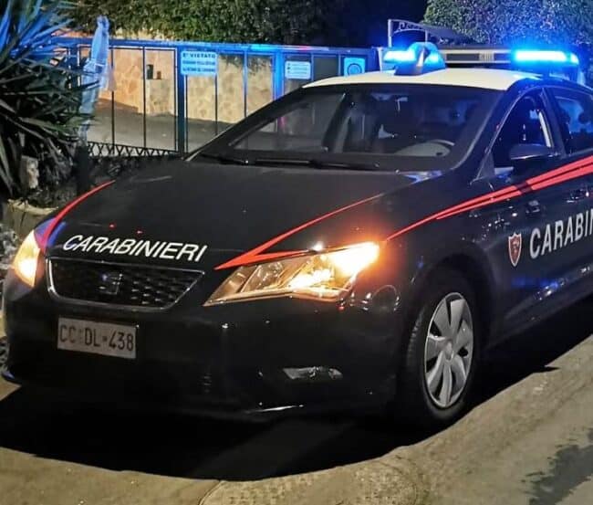 “Vengo di notte e vi ammazzo!”, 42enne furioso minaccia la convivente e le aizza il cane: scattano le manette