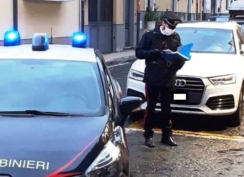 Scene da Far West a Catania, mobili distrutti e sangue sparso per terra: 22enne tenta di uccidere il fratello