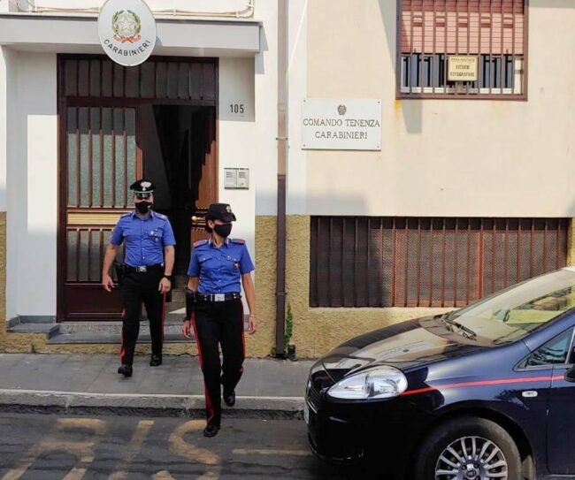 Schiaffi e pugni in testa, 33enne fugge col bimbo in braccio: ai domiciliari un catanese