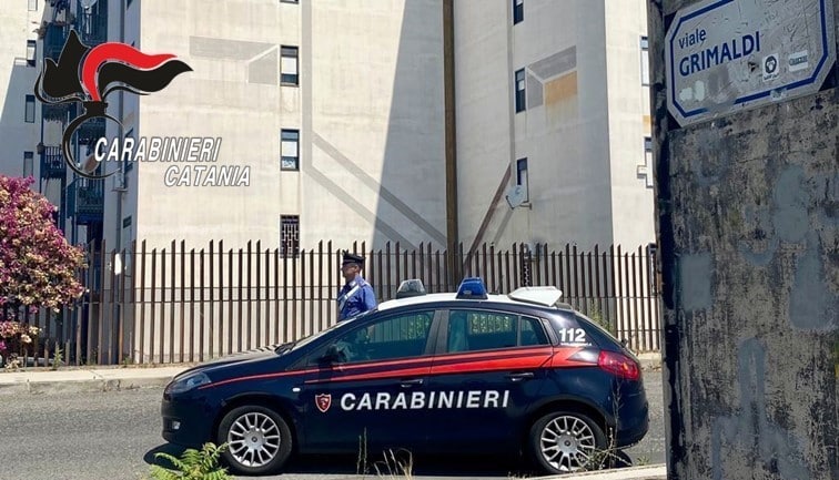 Catania, donna chiama carabinieri per difendere famiglia dal figlio drogato