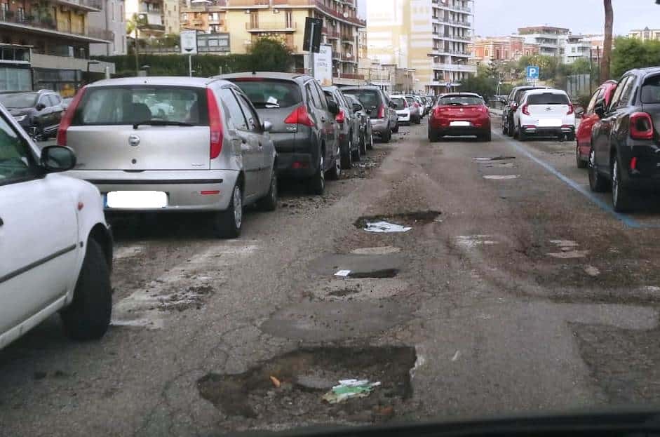 Catania, strade a pezzi dopo il nubifragio di due giorni fa. Cardello: “Sembra un bombardamento”