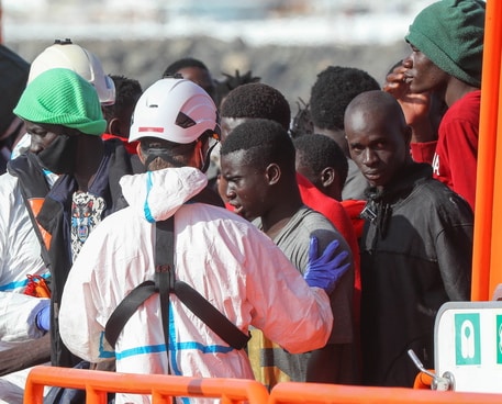 I migranti della Sea Watch 3 sbarcano in Sicilia: assegnato il porto di Pozzallo
