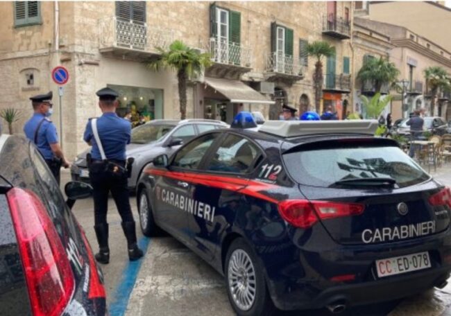 La scaraventa fuori dalla macchina: arrestato fidanzato violento