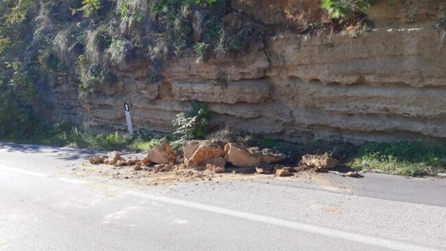 Frana poco prima della Playa, crolla un costone di tufo. Il sindaco: “Verifiche in corso, il traffico sarà deviato”