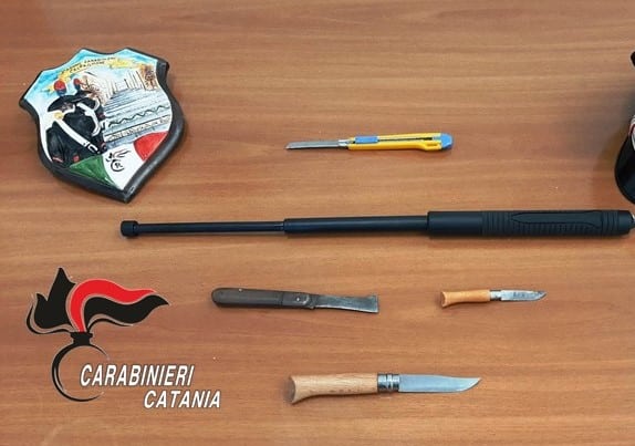 Beccati in auto con coltelli e manganello: tre denunce nel Catanese