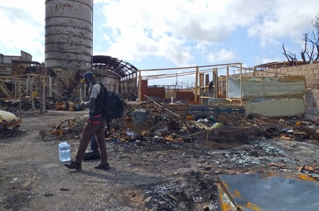 Campo di lavoratori incendiato in Sicilia, i migranti tornano a occupare l’ex “Calcestruzzi Selinunte”
