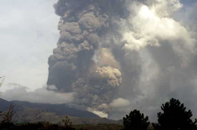 Etna in eruzione, fontana di lava si dirige verso la Valle del Bove