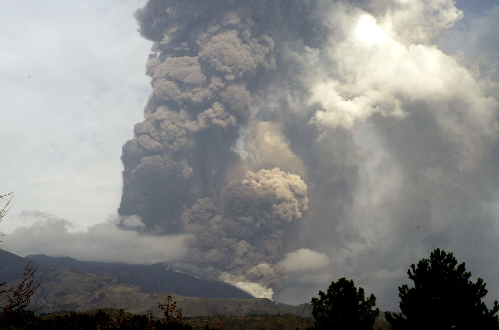 Etna in eruzione, fontana di lava si dirige verso la Valle del Bove