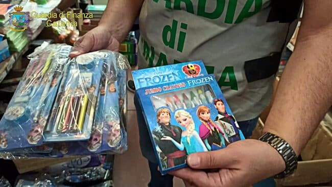 Da “Frozen” a “Masha&Orso” cinesi, sequestrati oltre 130mila articoli contraffatti: due denunce – VIDEO