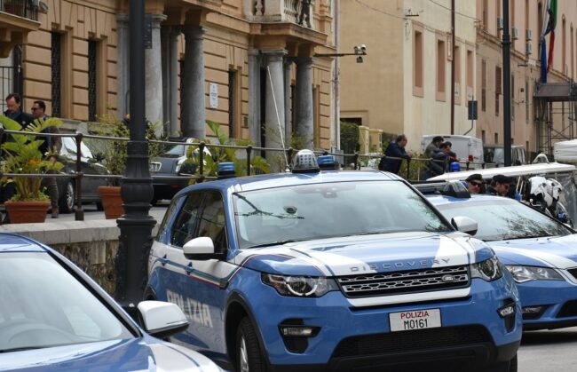 Tre malviventi arrestati nel blitz antidroga, il Questore emette il “Daspo Fuori Contesto”: vietato l’ingresso a impianti sportivi