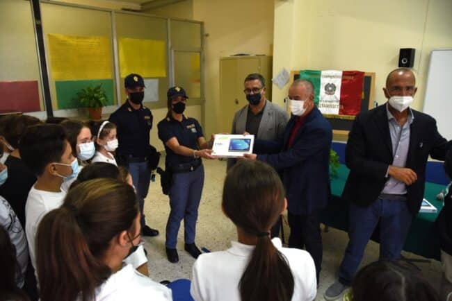 Tablet e pc rubati da una scuola del Nisseno, dispositivi ritrovati e restituiti agli studenti