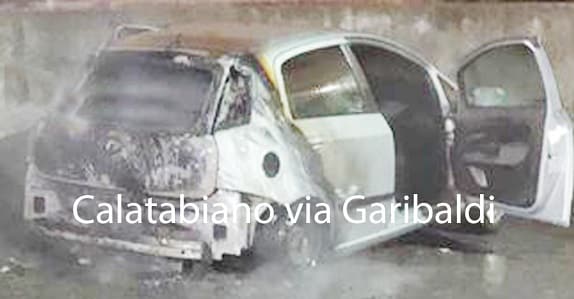 Auto in fiamme nel Catanese: si indaga sulle cause del rogo