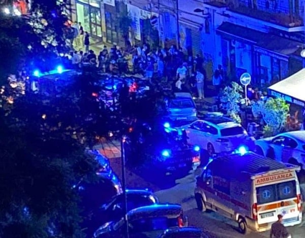 Incidente nella notte a Catania, macchinetta 50 si ribalta al Largo Rosolino Pilo