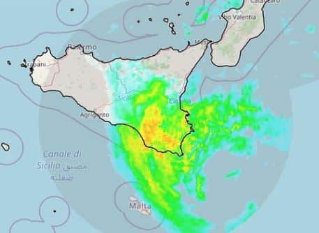 Uragano in Sicilia, gli ultimi aggiornamenti: a Catania, Siracusa e Ragusa pioggia battente e forte vento. SS 114 allagata