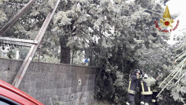 Paura a Misterbianco, traliccio cade su una casa
