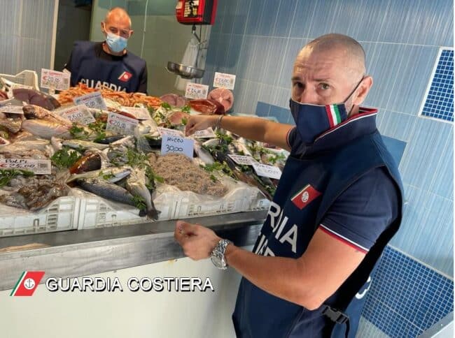 Sequestrati 8.500 chili di pesce in Sicilia: non tracciato e congelato già scaduto