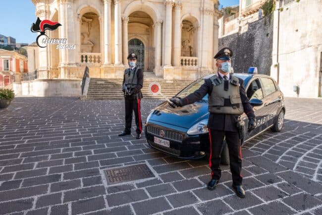 Uomo perseguitava la ex moglie nel Siracusano, posto agli arresti domiciliari