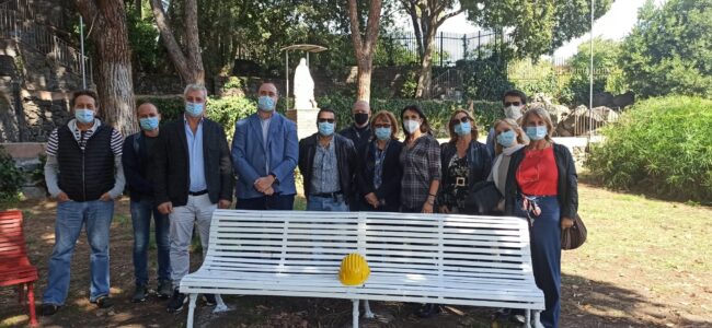 Inaugurata panchina “bianca” in memoria delle vittime sul lavoro